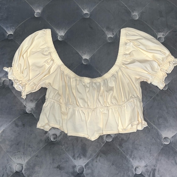 Pale yellow crop - Picture 3 of 3